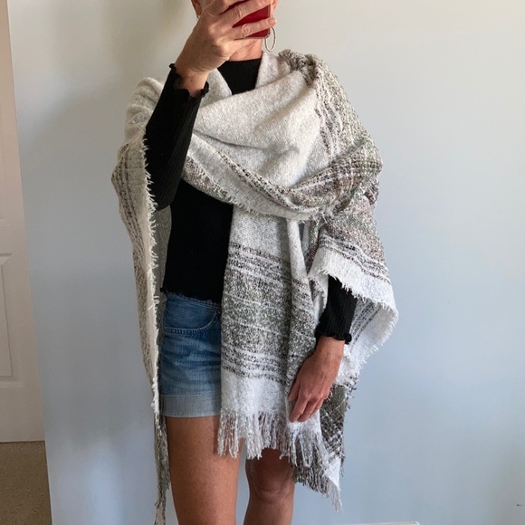 Gorgeous Fringed Shawl/Cape - Picture 3 of 8